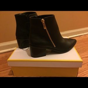 Liz Claiborne Black memory foam boots sz6.5M